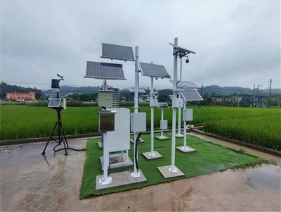 Système d'alimentation solaire: la centrale verte pour la surveillance enviro...